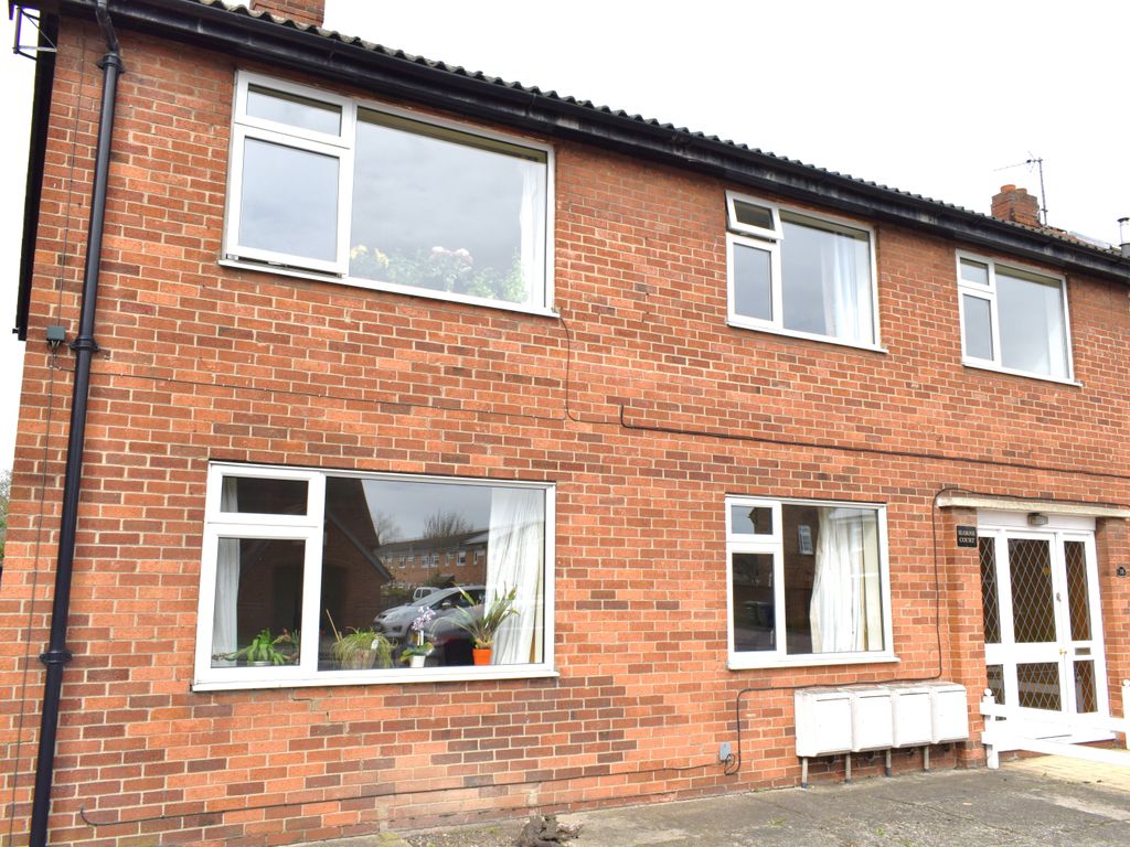 2 bed flat to rent in Sloane Court, Trumpington, Cambridge CB2, £1,300