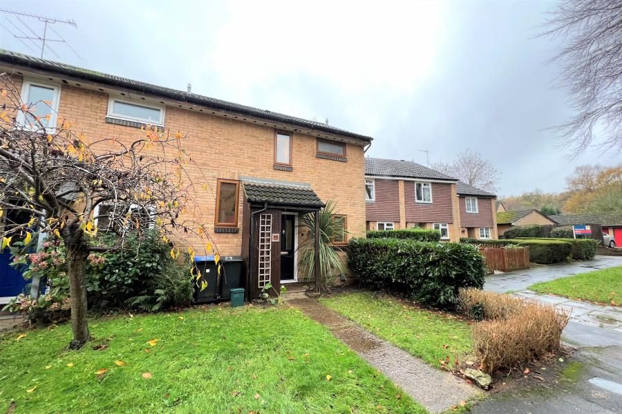 2 bed end terrace house to rent in Tregarth Place, Woking GU21, £1,550