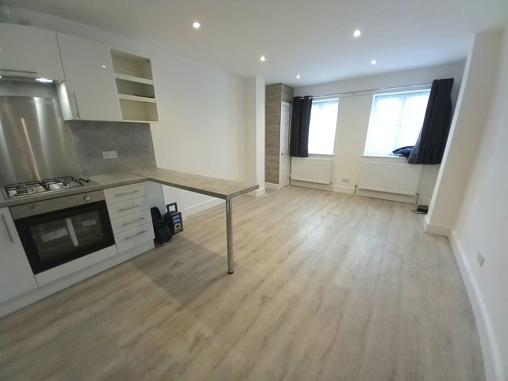 3 bed property to rent in Eastwood Road, Seven Kings IG3, £2,300 pcm