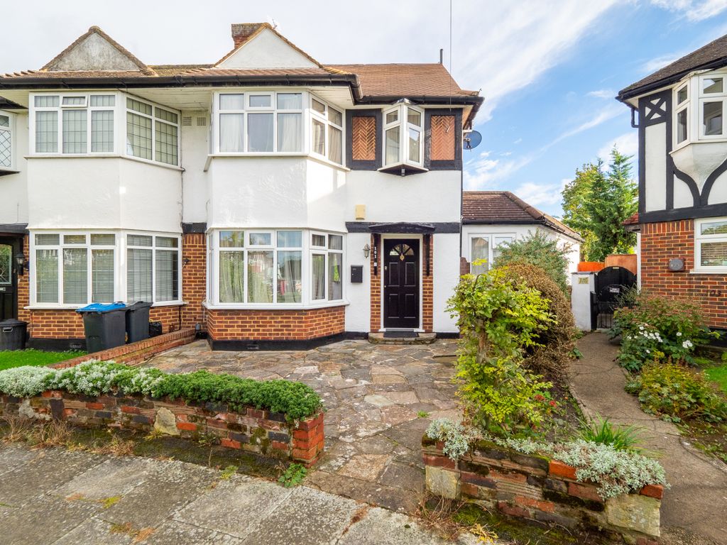 6 bed end terrace house for sale in Aragon Road, Morden SM4, £650,000