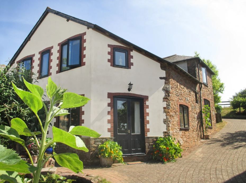 4 bed semidetached house for sale in Warden Farm Cottages, North