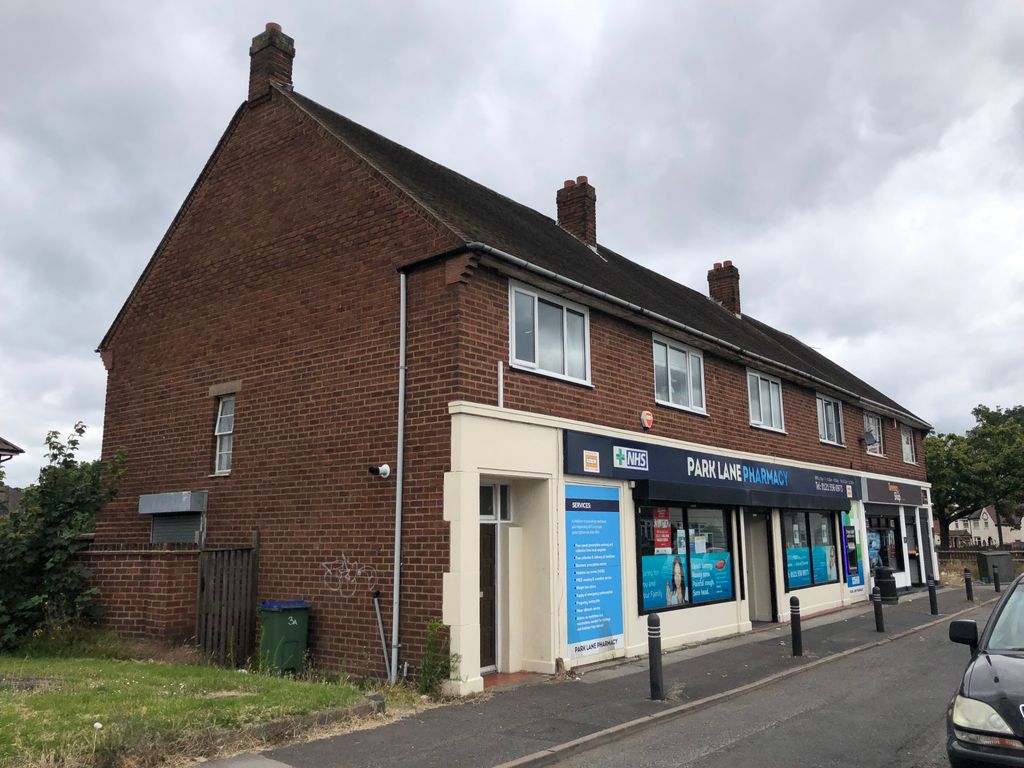 2 bed flat to rent in Park Lane, Wednesbury, Wednesbury WS10, £750 pcm