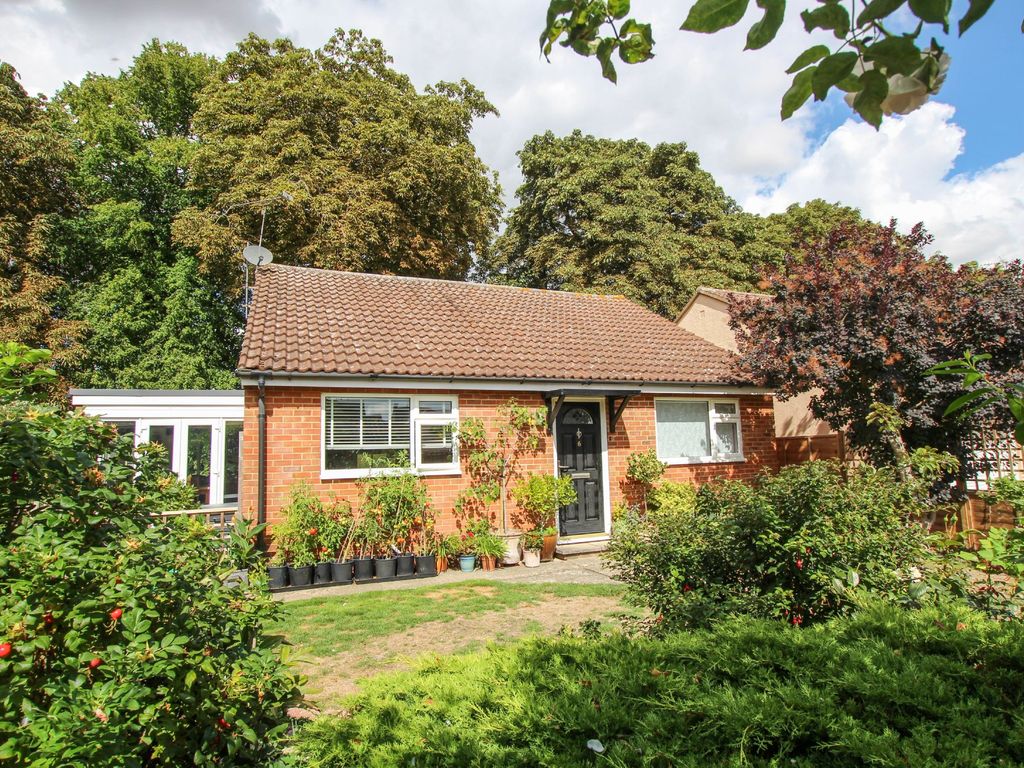 2 bed detached bungalow for sale in Butler Close, Saffron Walden CB11