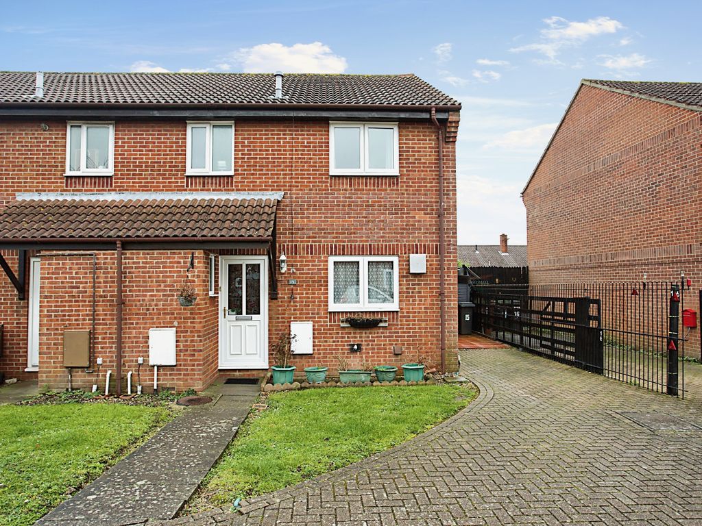 3 bed semidetached house for sale in Parklands Close, Gosport