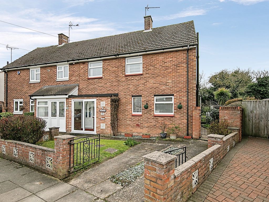 3 bed semidetached house for sale in Kerry Avenue, Westbourne, Ipswich