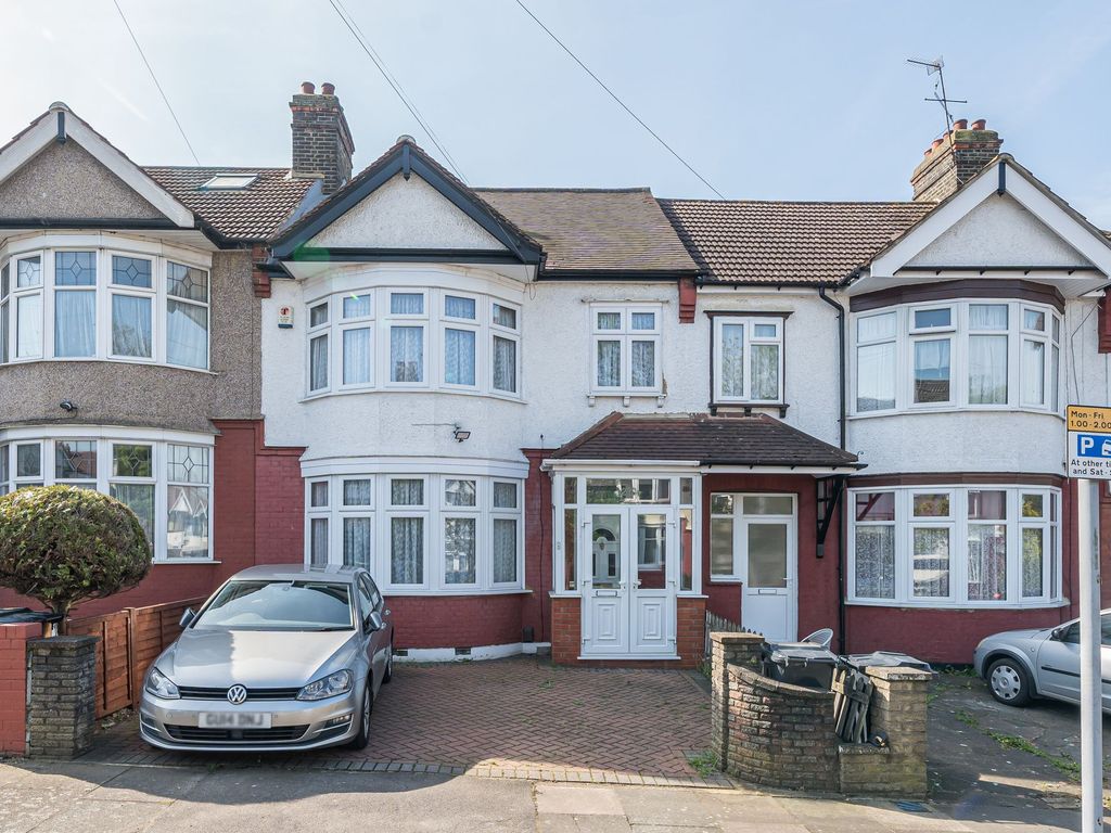 3 bed terraced house to rent in Studley Drive, Ilford IG4, £2,500 pcm