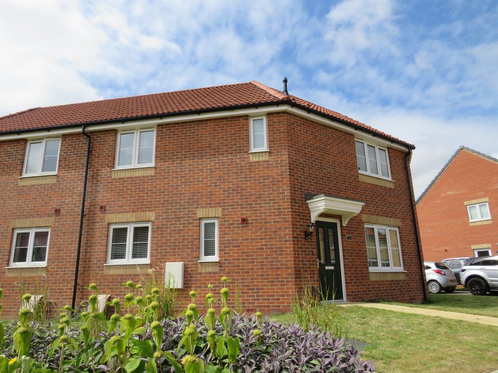 3 bed semidetached house for sale in Cornflower Close, Whittlesey