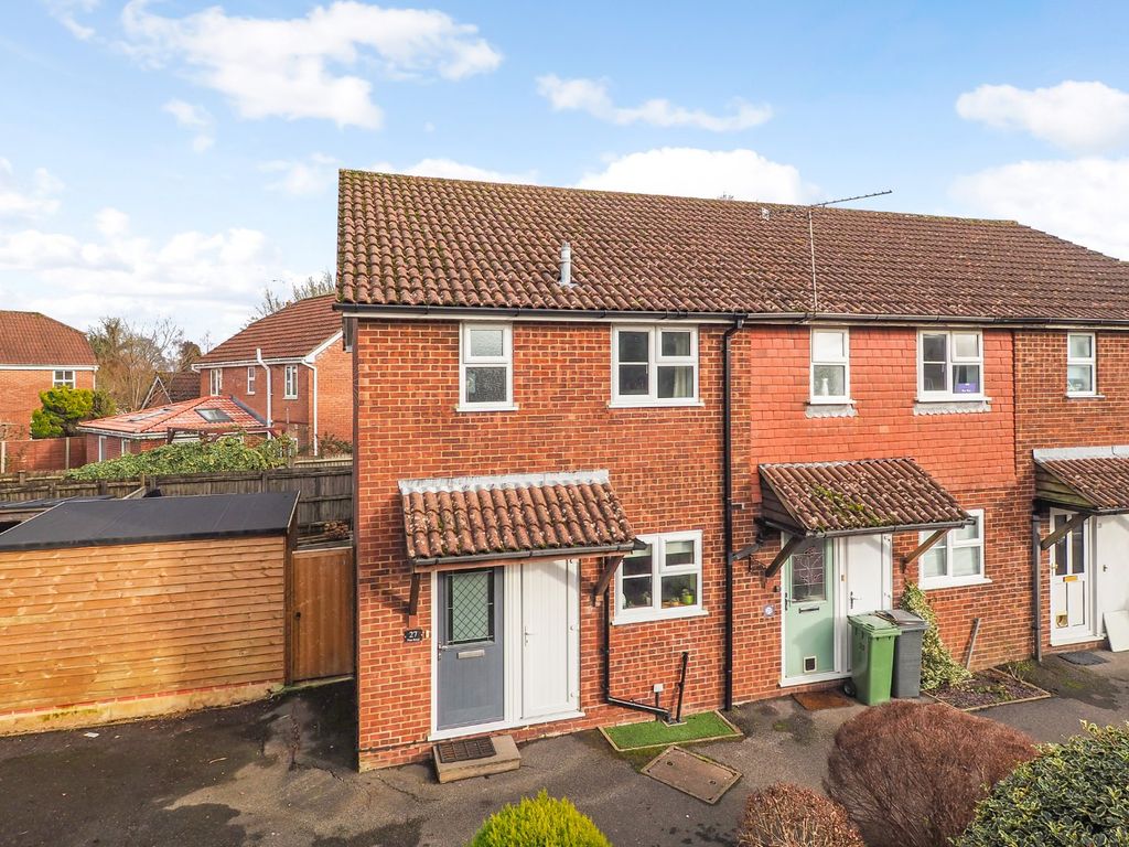 3 bed end terrace house for sale in Pine Road, Four Marks, Alton