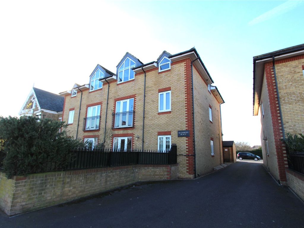 2 bed flat to rent in Lennox Road, Gravesend, Kent DA11, £1,250 pcm