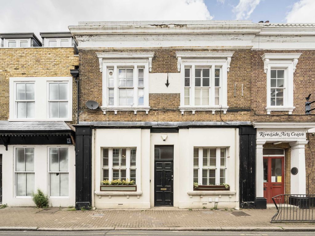 2 bed flat for sale in Thames Street, SunburyOnThames TW16, £375,000