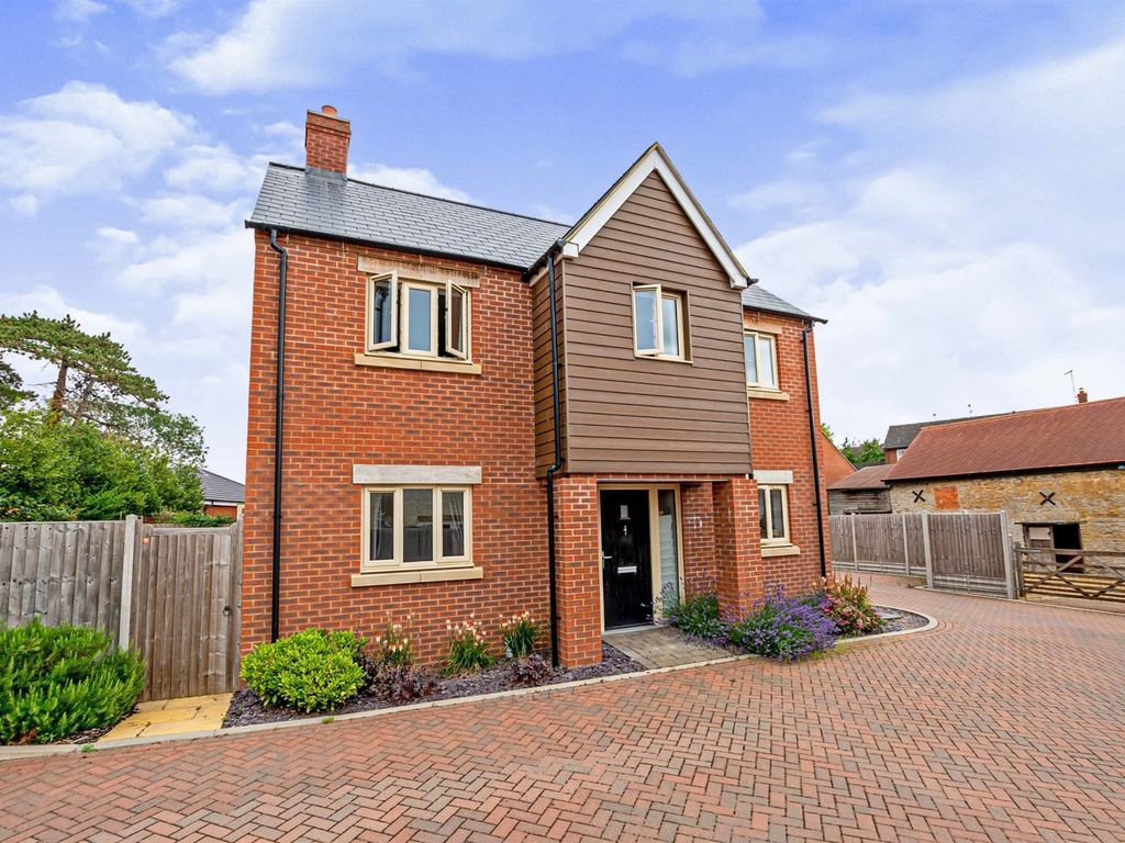 4 bed linkdetached house for sale in Salter Close, Raunds
