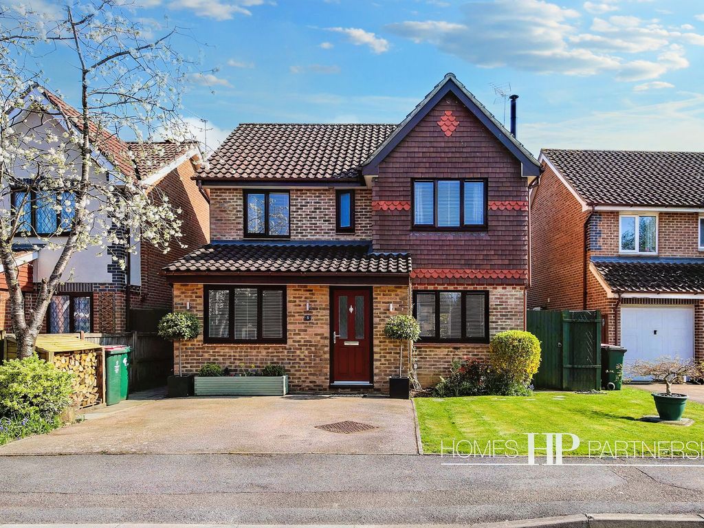 4 bed detached house for sale in Fenchurch Road, Maidenbower RH10 Zoopla