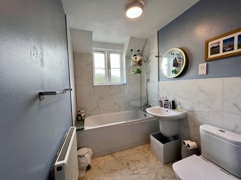 2 bed flat to rent in Phelps Mill Close, Dursley GL11, £825 pcm Zoopla