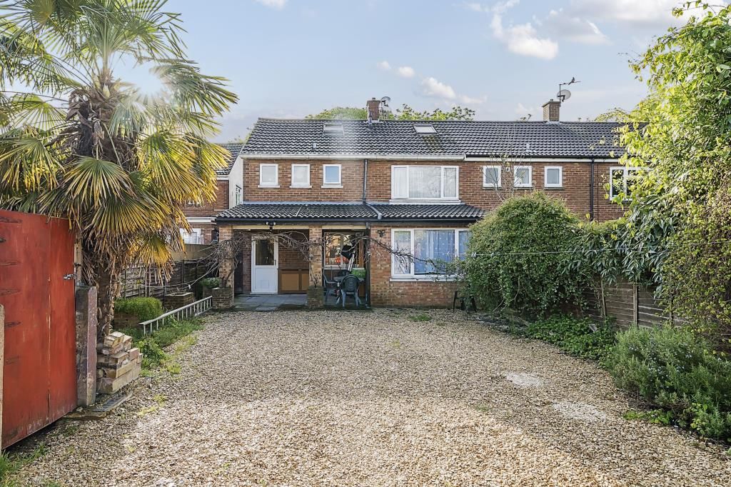 4 bed end terrace house for sale in Oxford Road, Aylesbury HP19, £350,000 Zoopla