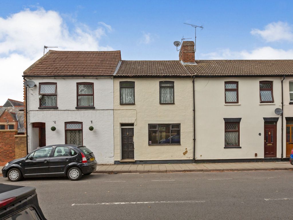 3 bed terraced house for sale in High Street, New Bradwell, Milton