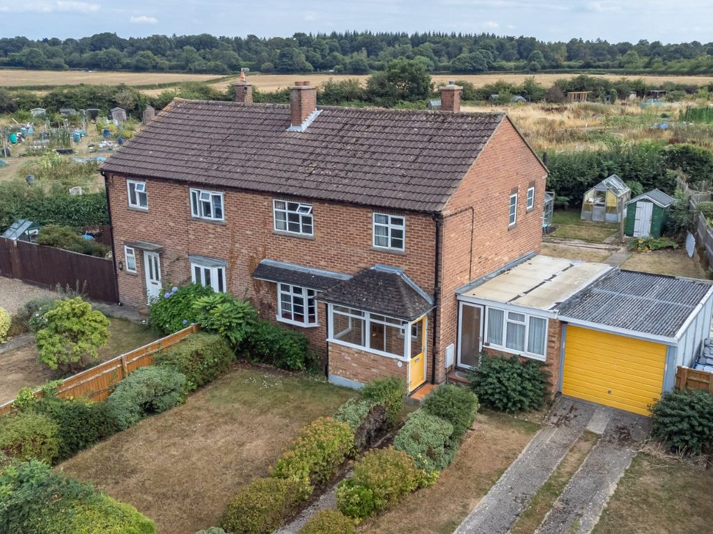 3 bed semidetached house for sale in Hogg Lane, Holmer Green, High