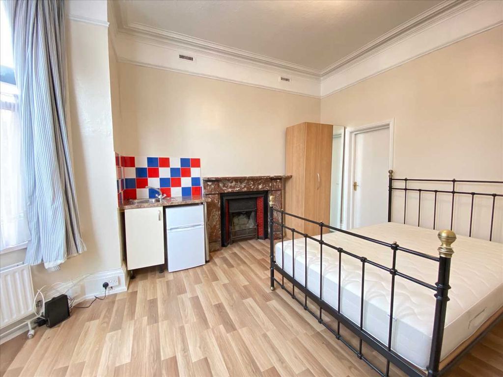 Studio to rent in Gordon Road, Ealing, Ealing W5, £1,250 pcm Zoopla