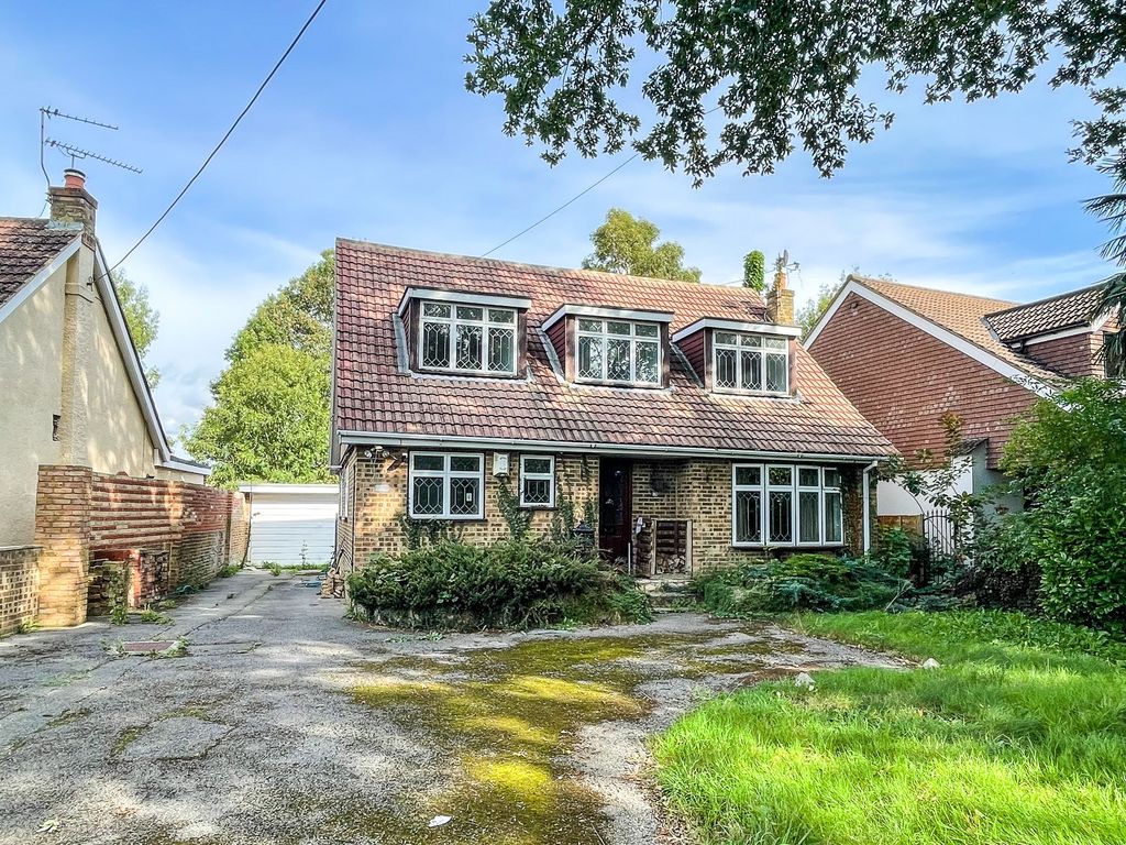 3 bed detached house for sale in The Embankment, Wraysbury, Staines