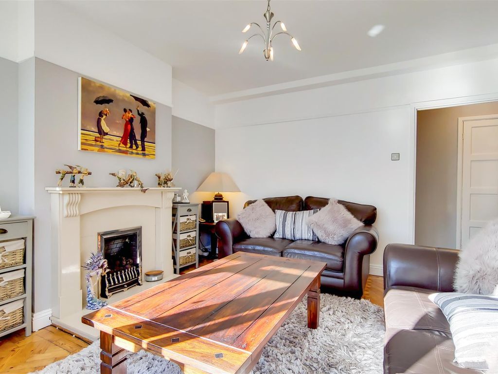 1 bed flat to rent in Longbridge Road, Barking IG11, £1,550 pcm Zoopla