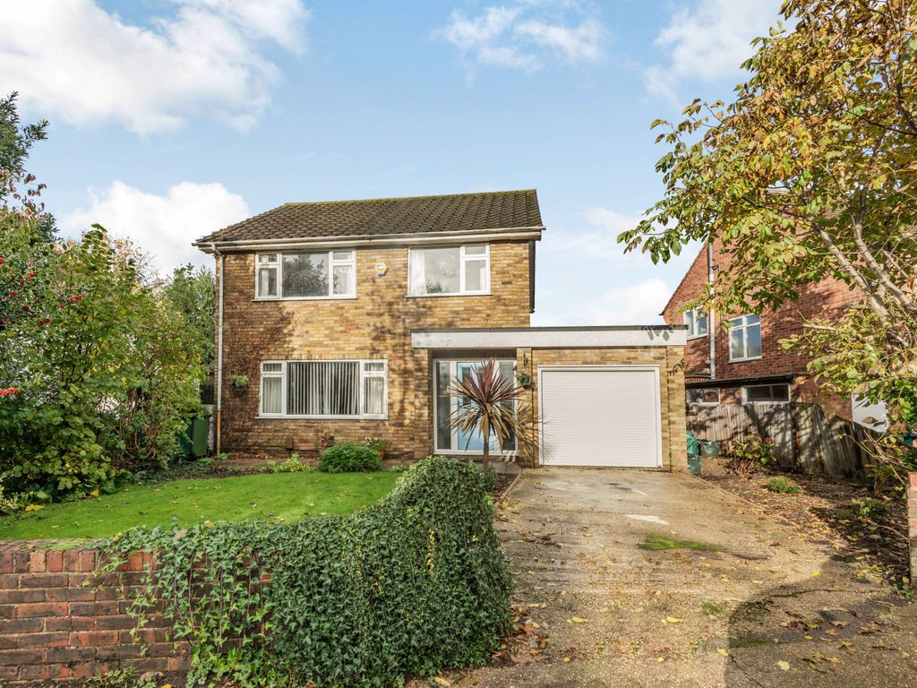 3 bed detached house for sale in Gaston Way, Shepperton TW17 Zoopla