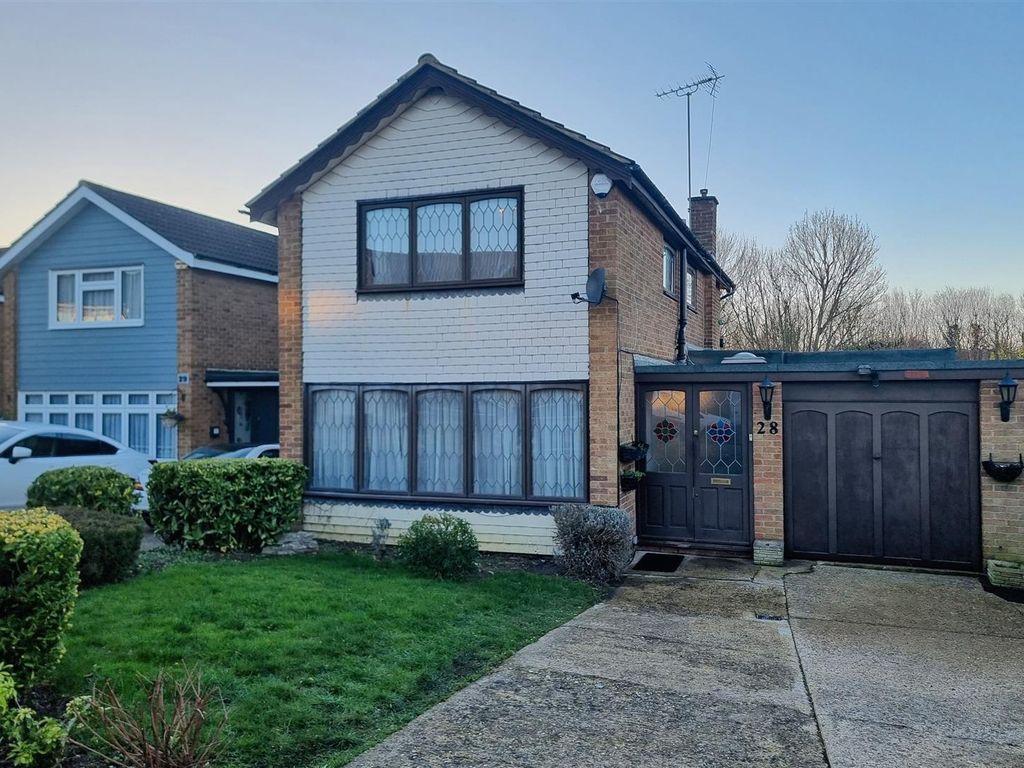 4 bed detached house to rent in Greygoose Park, Harlow CM19, £1,800 pcm