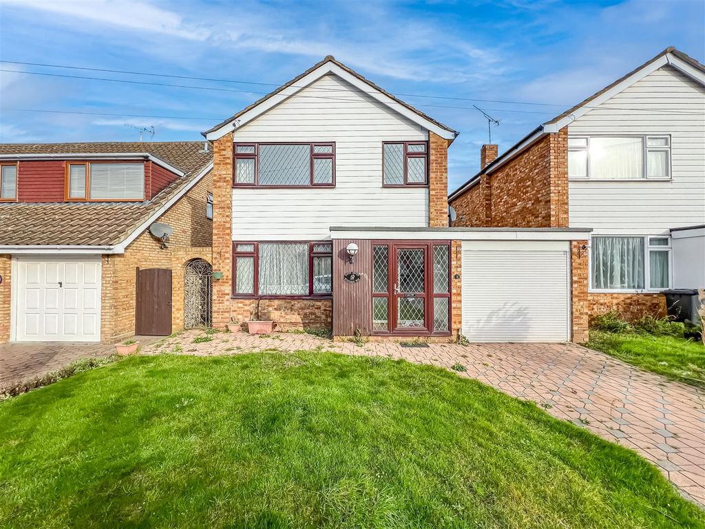 3 bed link detached house for sale in Windsor Way, Rayleigh SS6, £