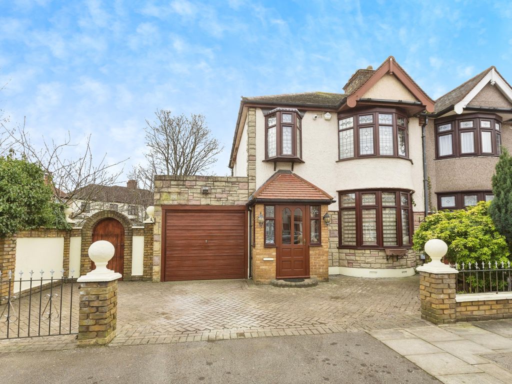 3 bed end terrace house for sale in Eton Road, Ilford IG1, £750,000