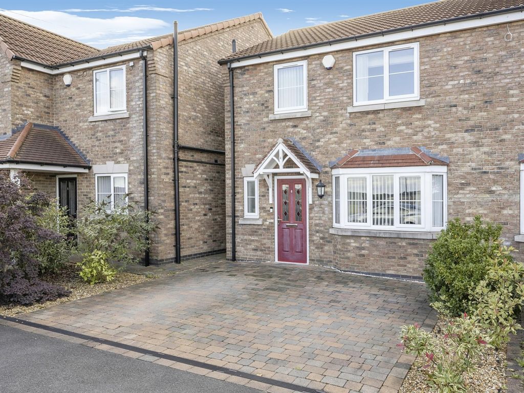 3 bed semidetached house for sale in Stripe Road, New Rossington