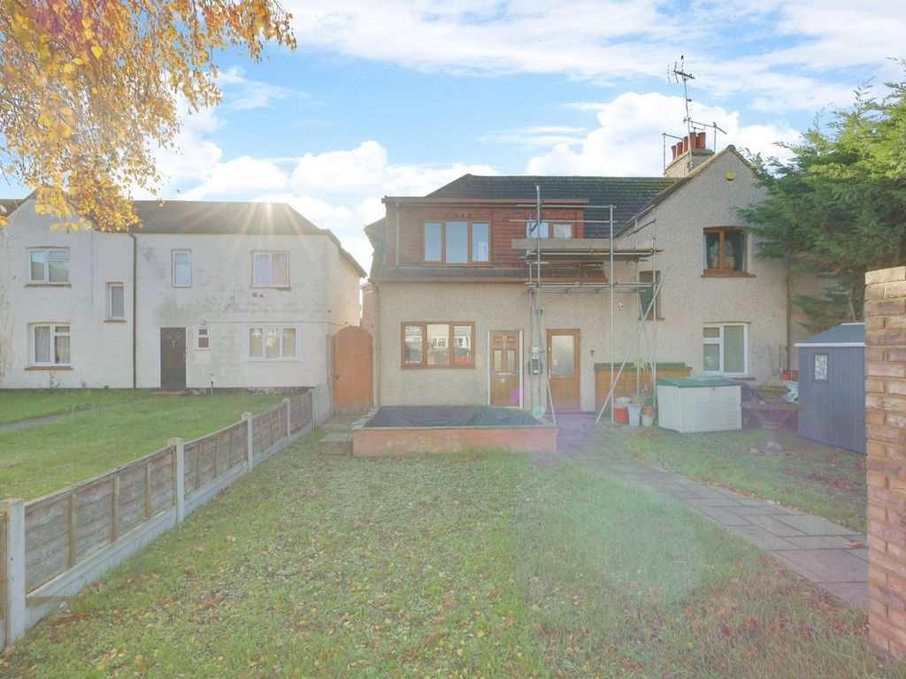 2 bed end terrace house for sale in Middle Mead, Rochford SS4, £275,000