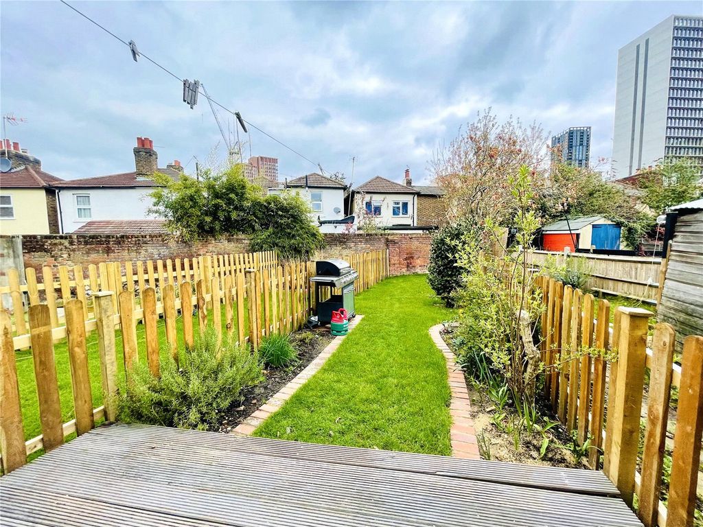 2 bed terraced house to rent in Lower Coombe Street, East Croydon