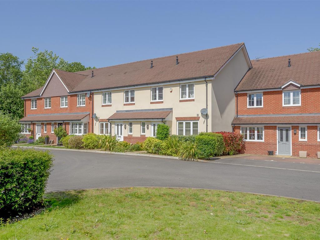 2 bed terraced house for sale in Minster Grove, Wokingham, Berkshire