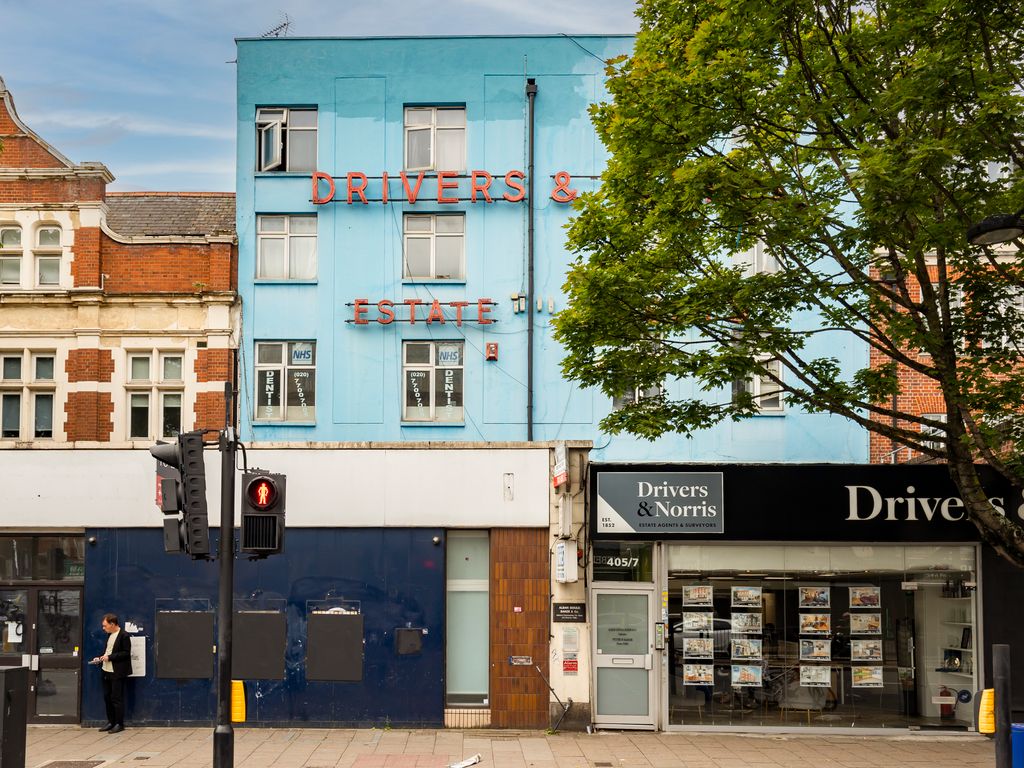 Commercial property to let in Holloway Road, London N7, £26,000 pa Zoopla