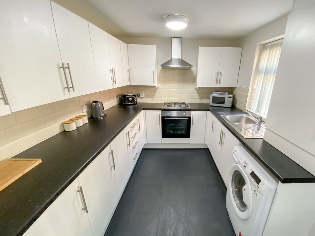 4 bed shared to rent in Leopold Road, Kensington