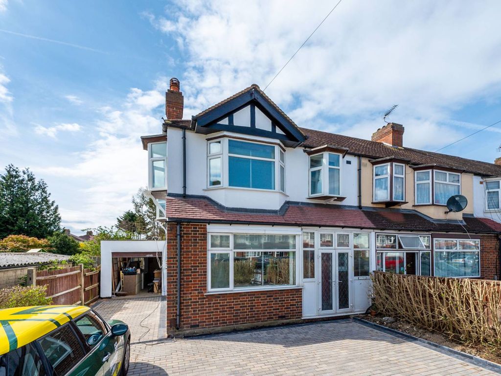 3 bed semidetached house to rent in Martin Way, Raynes Park, London