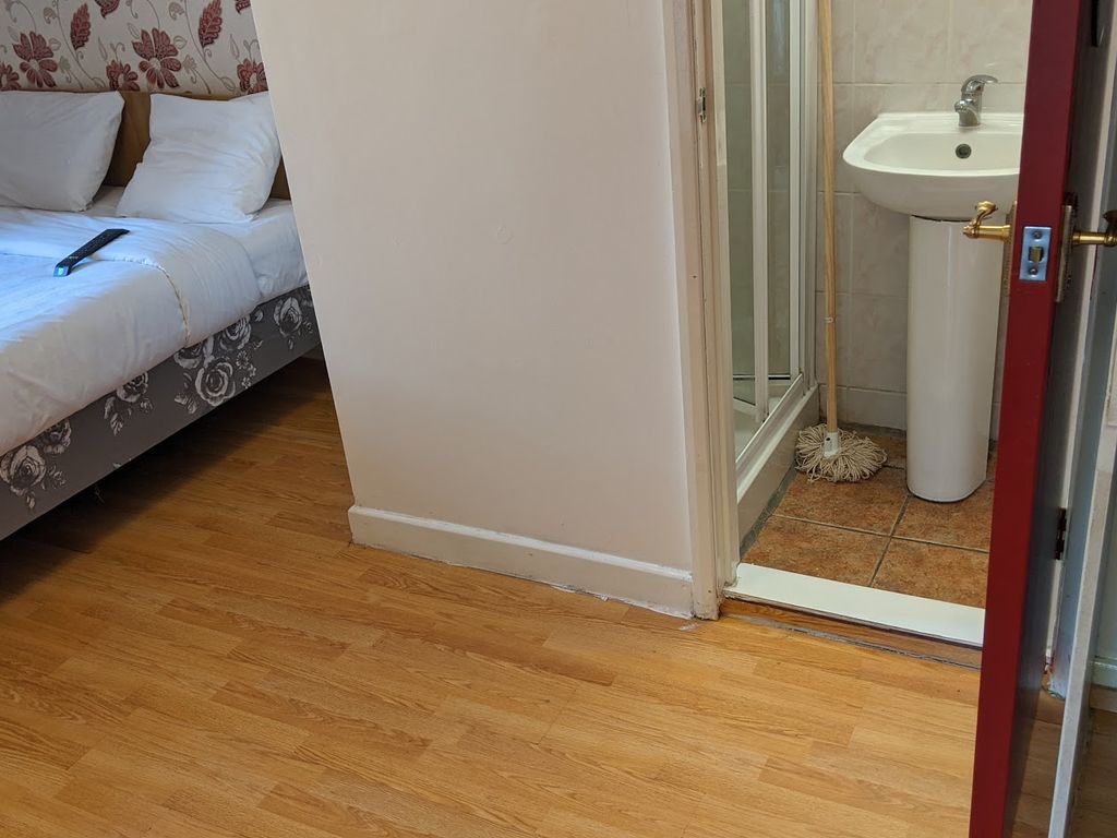 Room to rent in Longbridge Road, Barking IG11, £850 pcm Zoopla