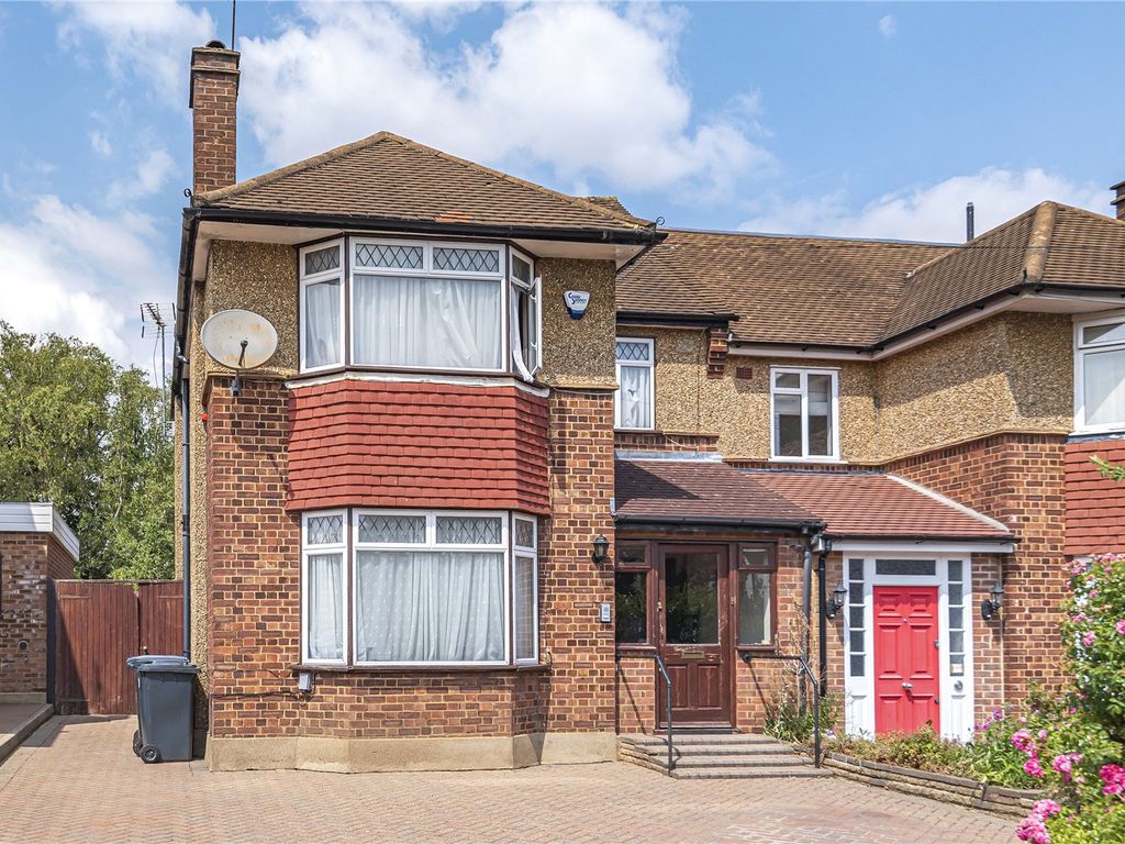 3 bed semidetached house for sale in Sheringham Avenue, Oakwood