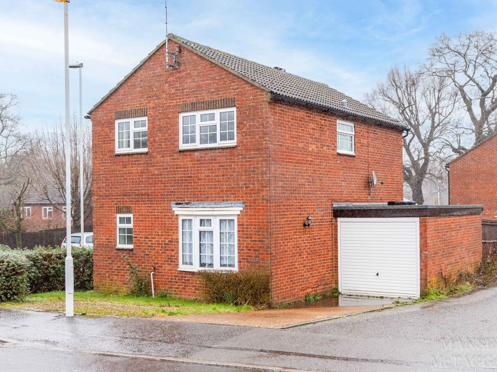 4 bed detached house for sale in Estcots Drive, East Grinstead RH19, £