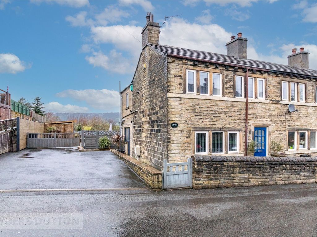 3 bed end terrace house for sale in Parkwood Road, Longwood