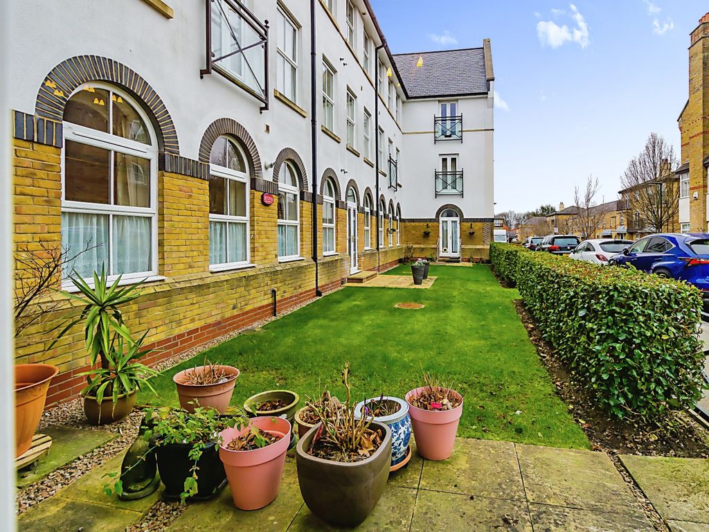 2 bed flat for sale in Boundary Point, Coldstream Road, Caterham