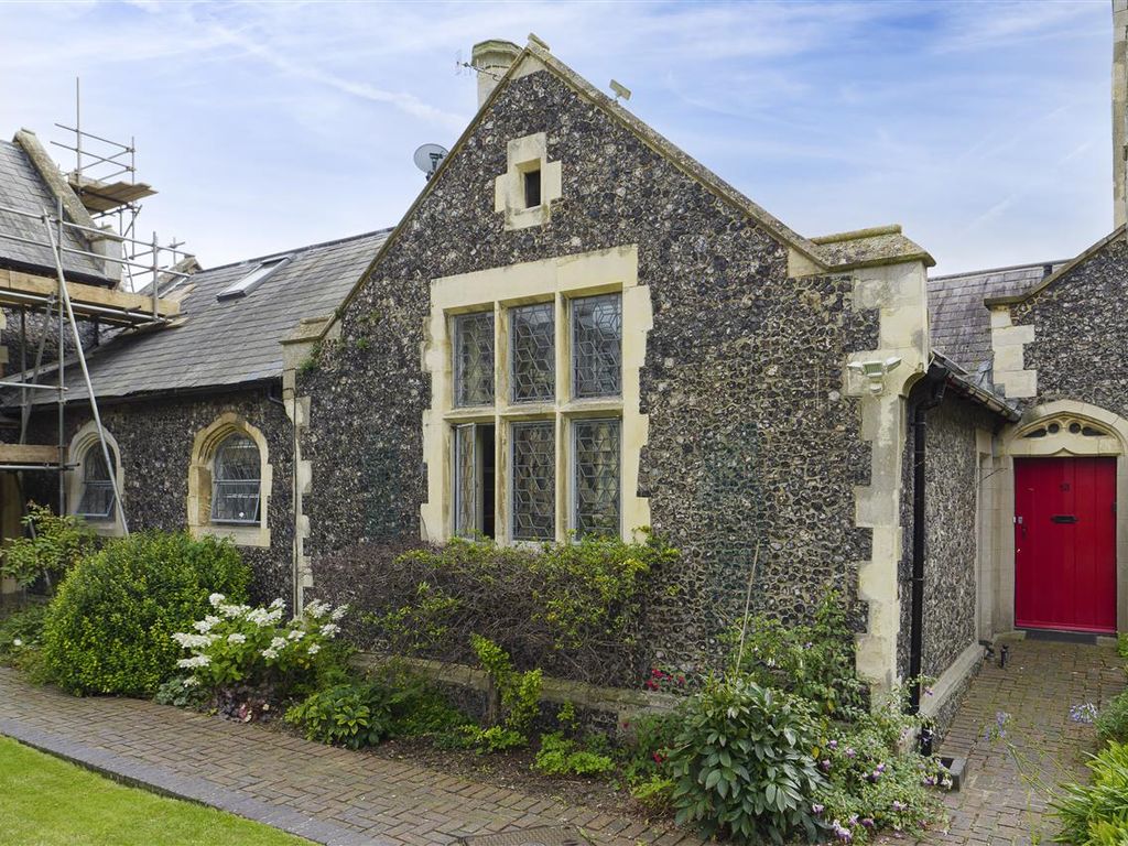 2 bed semidetached house for sale in St Mary Court, Faversham