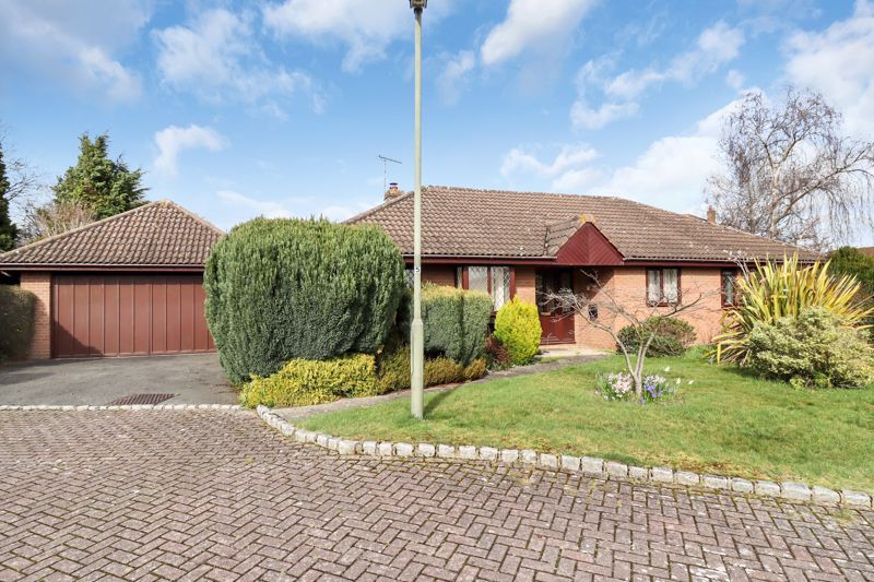 3 bed bungalow for sale in Hatch End, Windlesham GU20, £625,000 Zoopla