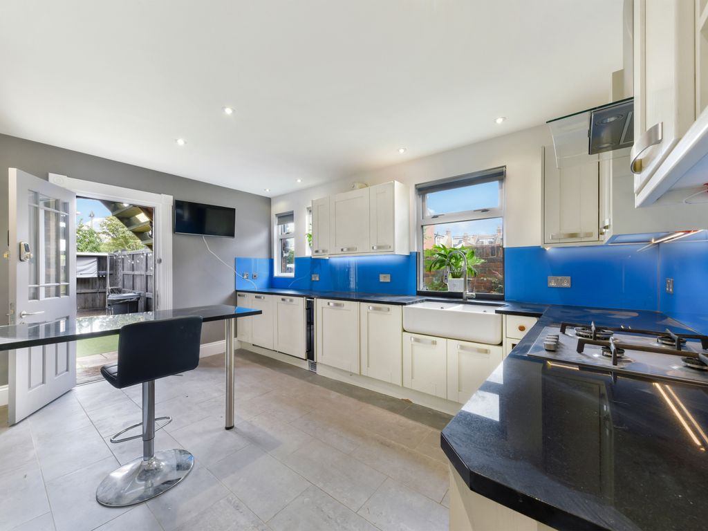 2 bed flat to rent in Kingston Road, Wimbledon SW20, £2,300 pcm Zoopla