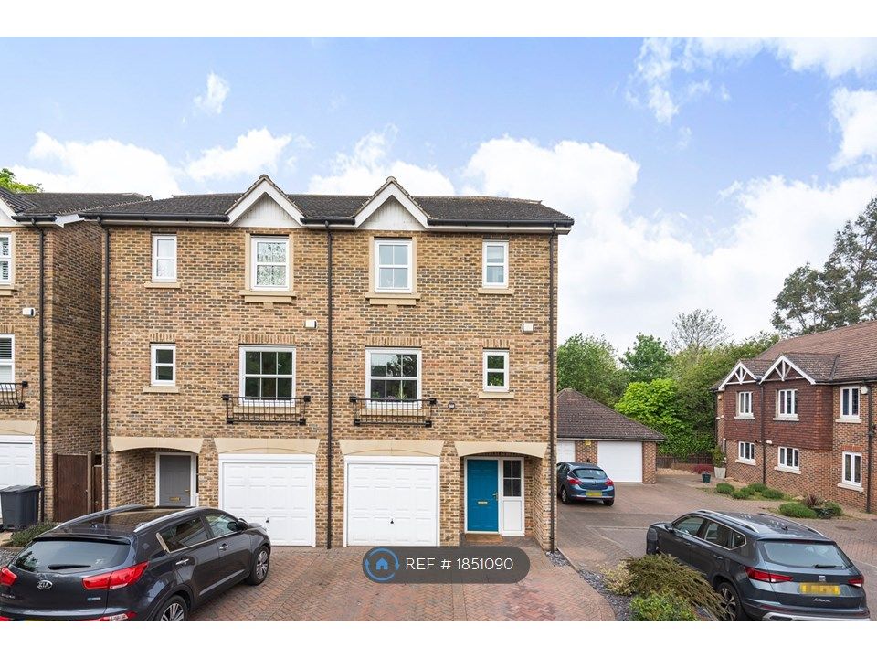 3 bed semidetached house to rent in Bridgelands Close, Beckenham BR3