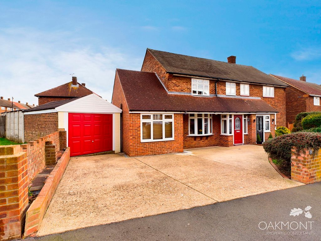4 bed semidetached house for sale in Retford Path, Romford RM3 Zoopla