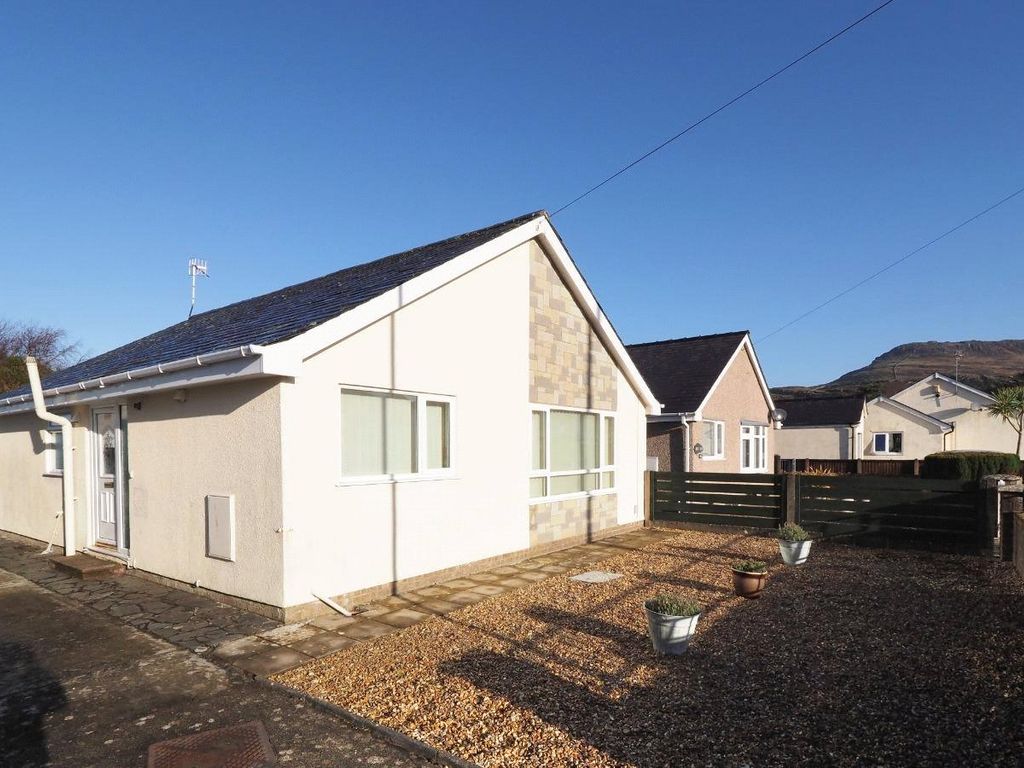 3 bed bungalow for sale in Y Ffridd, Morfa Bychan, Porthmadog, Gwynedd