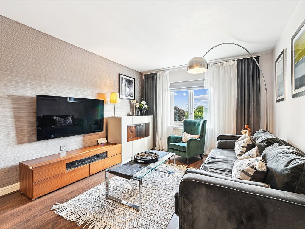 2 bed flat to rent in Luxury 2Bed 2Bath Apartment With Parking, Rainbow Road, Erith DA8, £