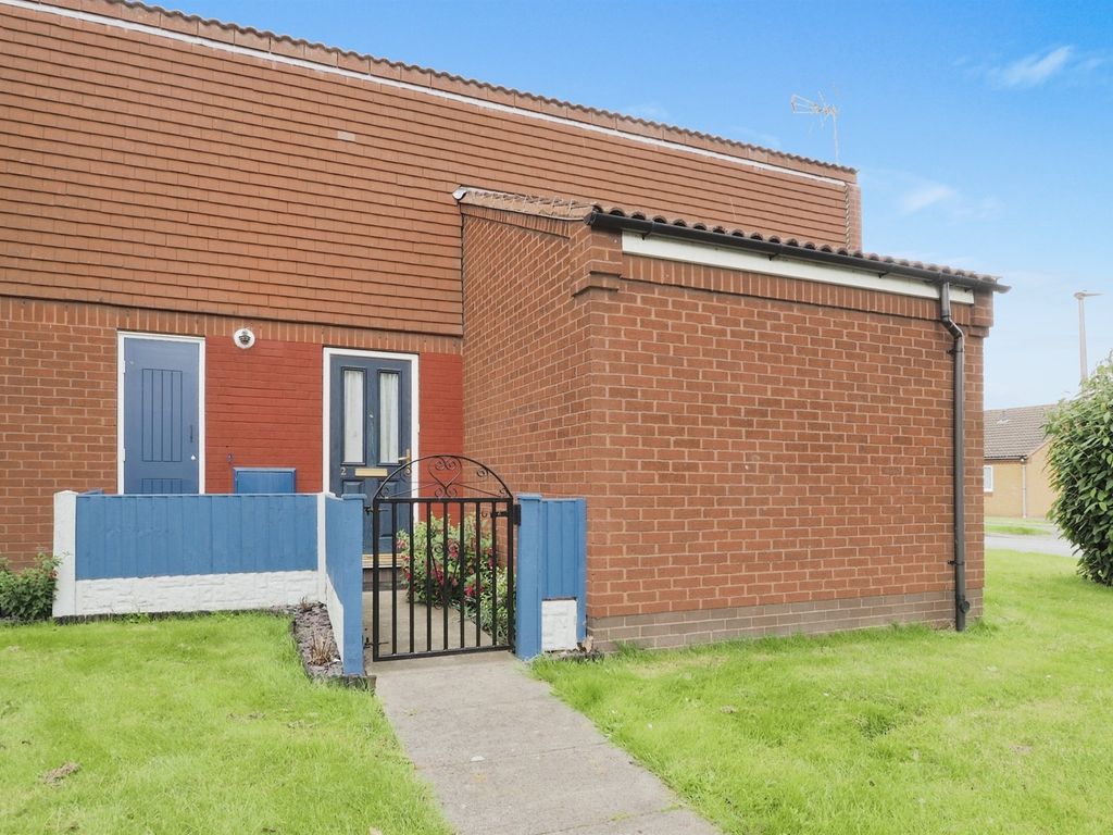 2 bed semidetached bungalow for sale in Dronfield Court, Scunthorpe
