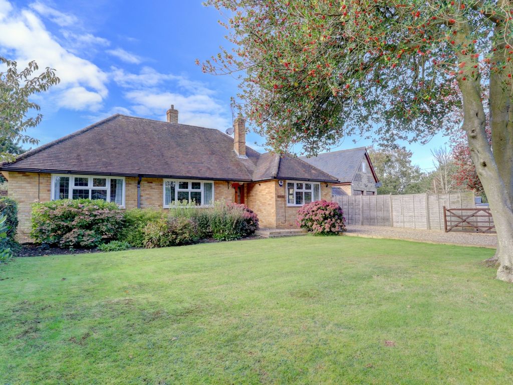 3 bed bungalow for sale in Yew Tree Drive, Widmer End, High