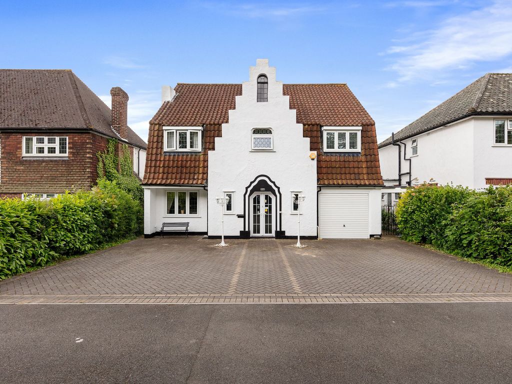 5 bed detached house for sale in Edgehill Road, Purley CR8, £900,000
