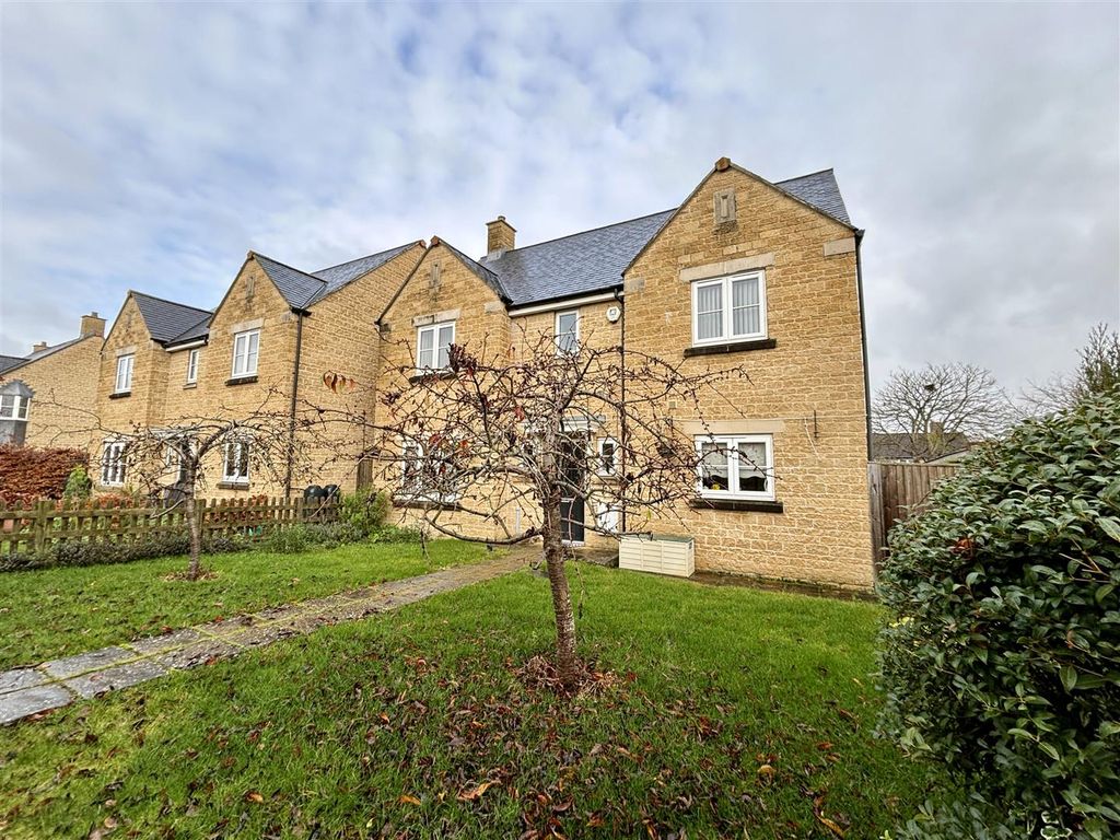 4 bed detached house for sale in London Road, Chippenham SN15, £475,000